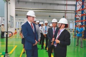 Chuỗi logistics phát triển kéo theo nhu cầu mở rộng sản xuất, thu hút thêm đội ngũ chuyên gia, kỹ sư và lao động chất lượng cao đến các trung tâm công nghiệp.